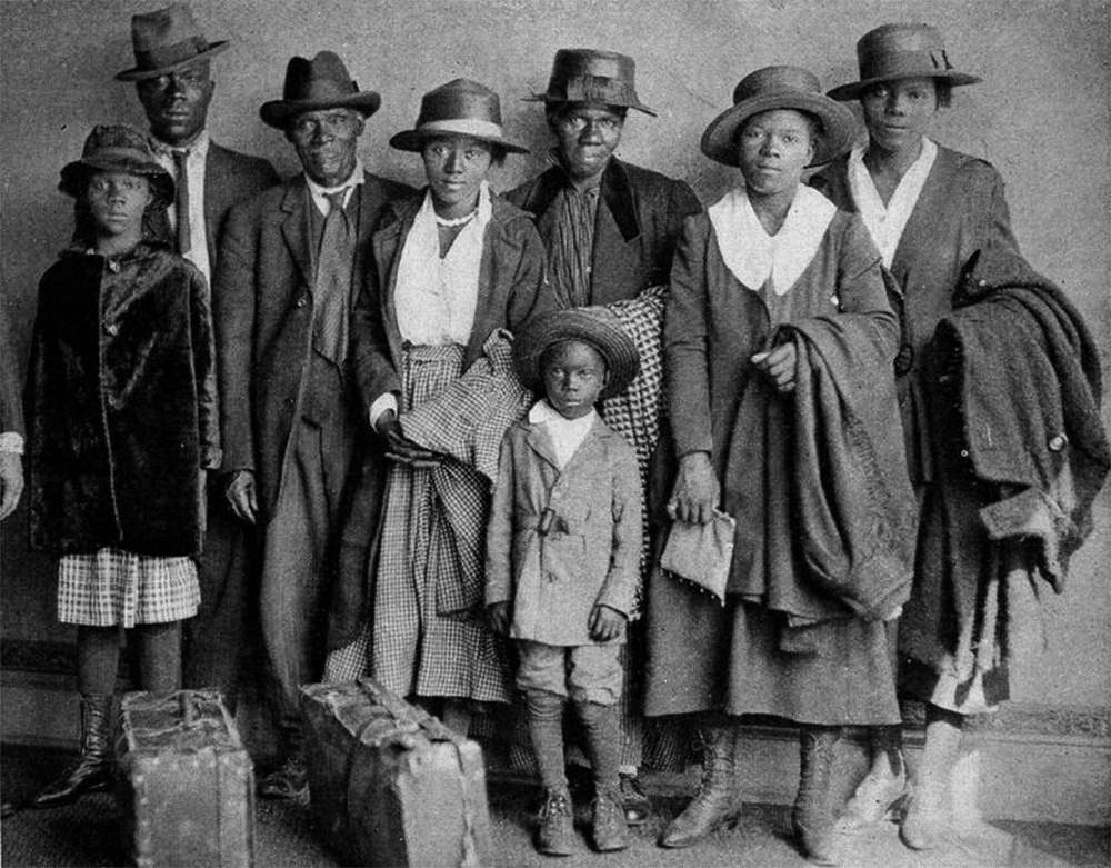 Violet and Scott Arthur from Paris, Texas arrived with their family at Chicago’s Polk Street Depot on August 30, 1920. Two months prior, the Arthur’s two sons, Irving and Herman, had been burned alive during a lynching. This image became an icon of the Great Migration.